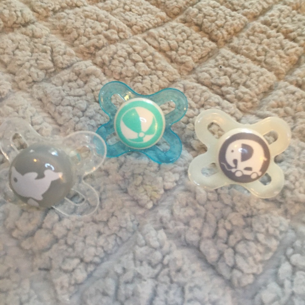 Never Used Pacifiers!!! - Picture 4 of 5